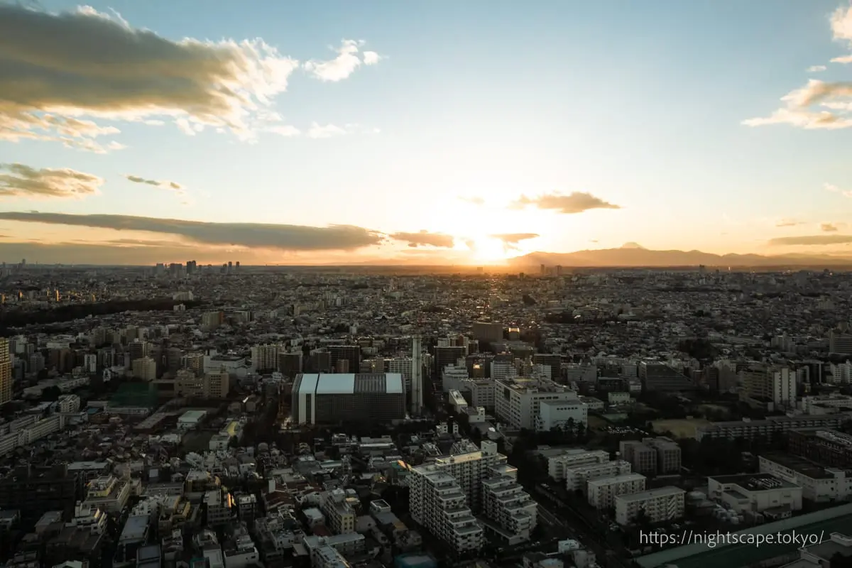 從空中酒廊眺望夕陽景色