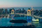 레인보우 컬러로 점등된 레인보우브리지