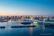 레인보우 컬러로 점등된 레인보우브리지
