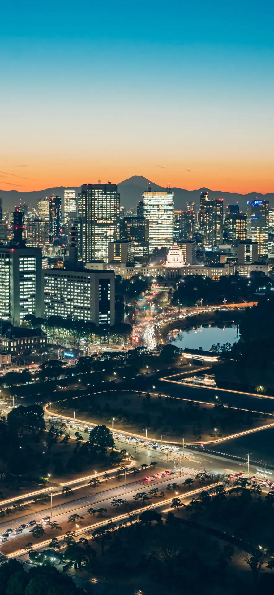 黃昏時分的霞關街景