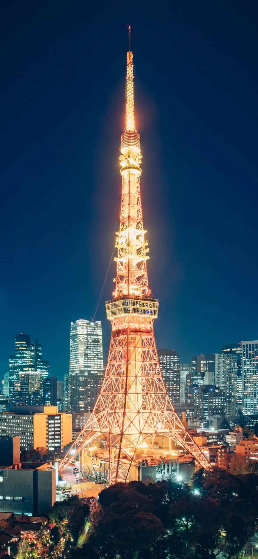 燈光璀璨的東京鐵塔