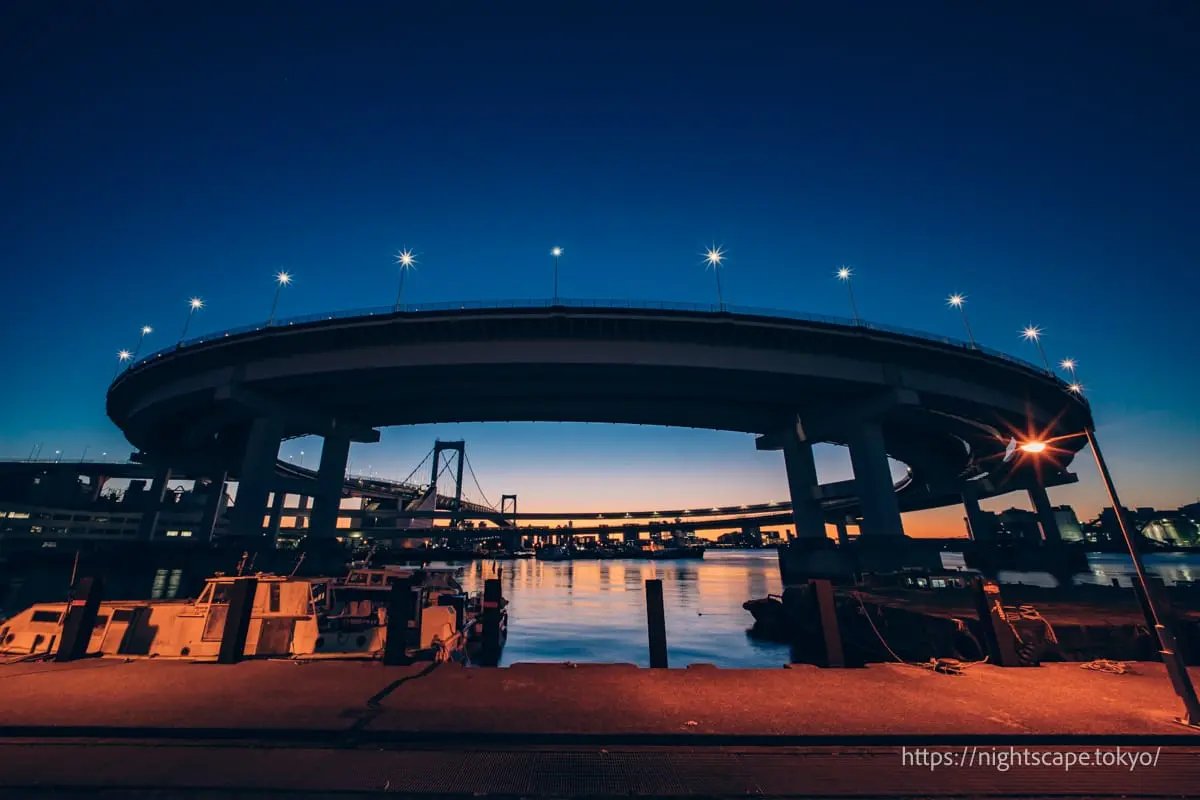 日の出前の芝浦ループ橋
