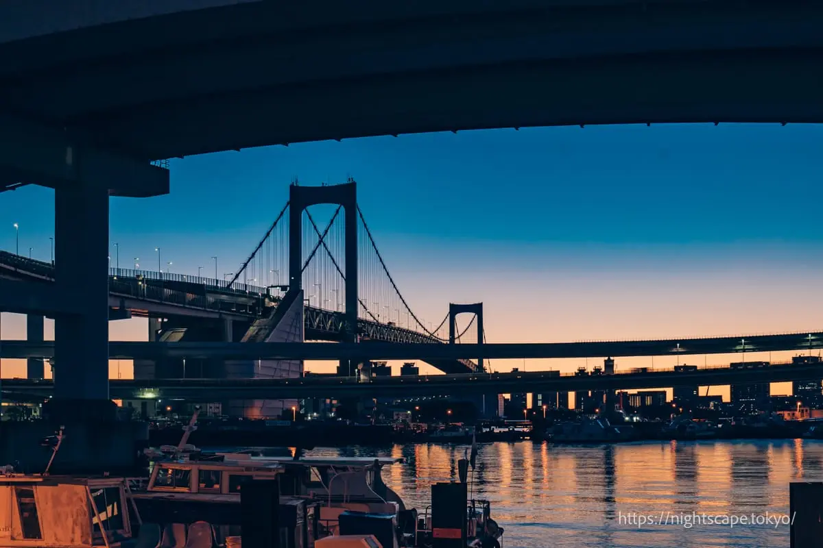 日の出前の芝浦ループ橋