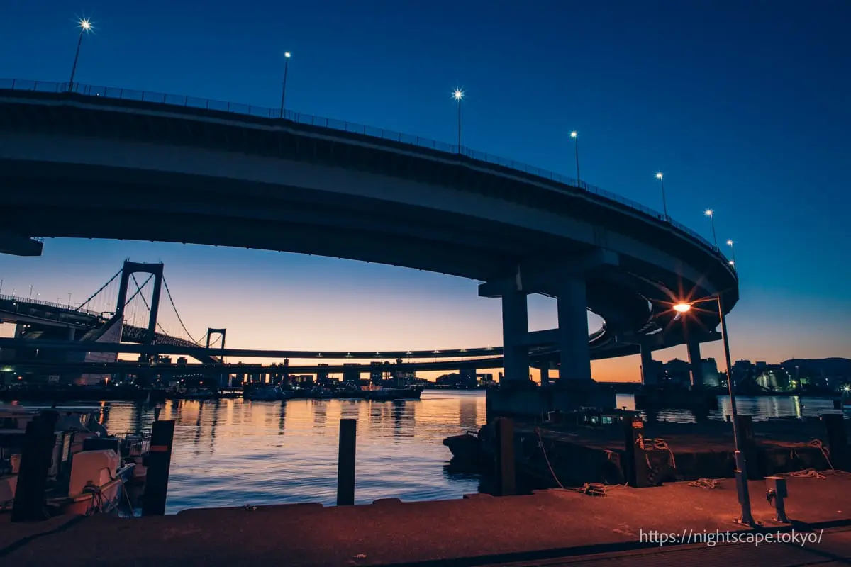 夜明け前の芝浦ループ橋