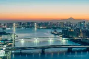彩虹大橋與富士山夜間燈光