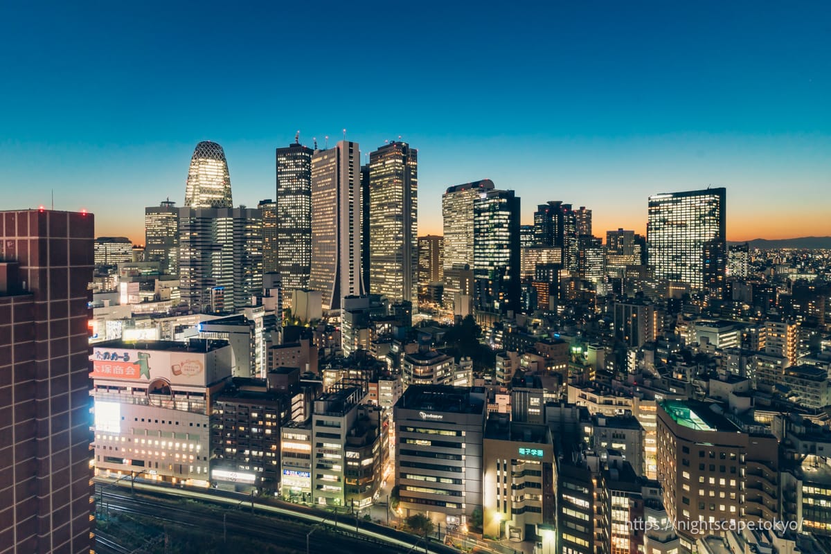 新宿の高層ビル群の夜景