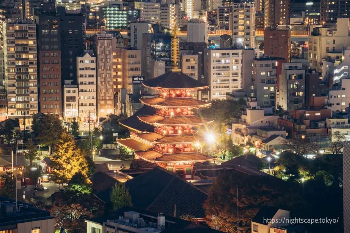 라이트업된 센소지 오층탑