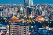燈光照亮的淺草寺本堂和五重塔