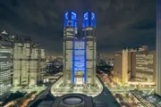 藍色燈光點亮的東京都廳