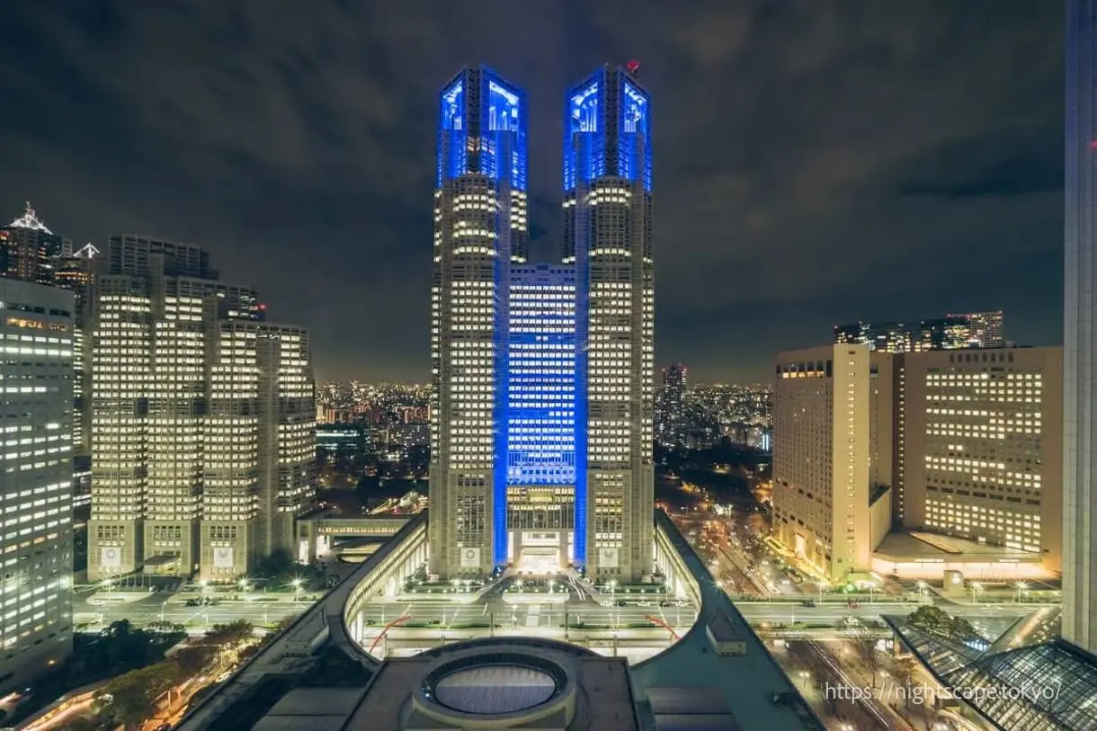 ブルーにライトアップされる東京都庁