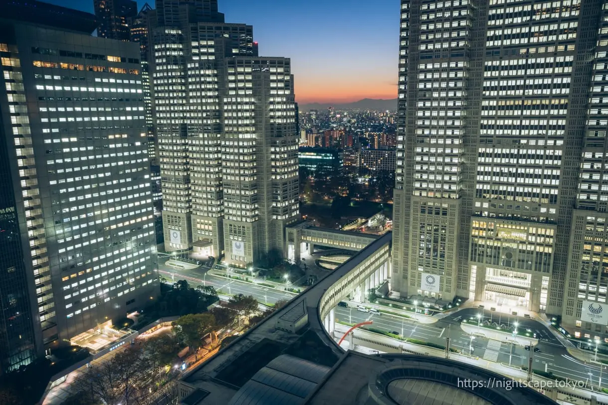 都庁第二本庁舎のビル夜景