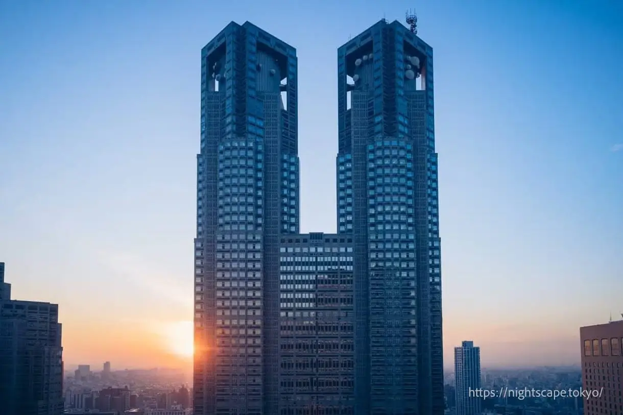 夕暮れ時の東京都庁の様子