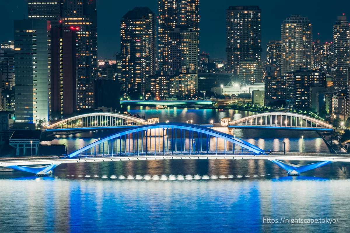 ライトアップされる築地大橋・勝鬨橋