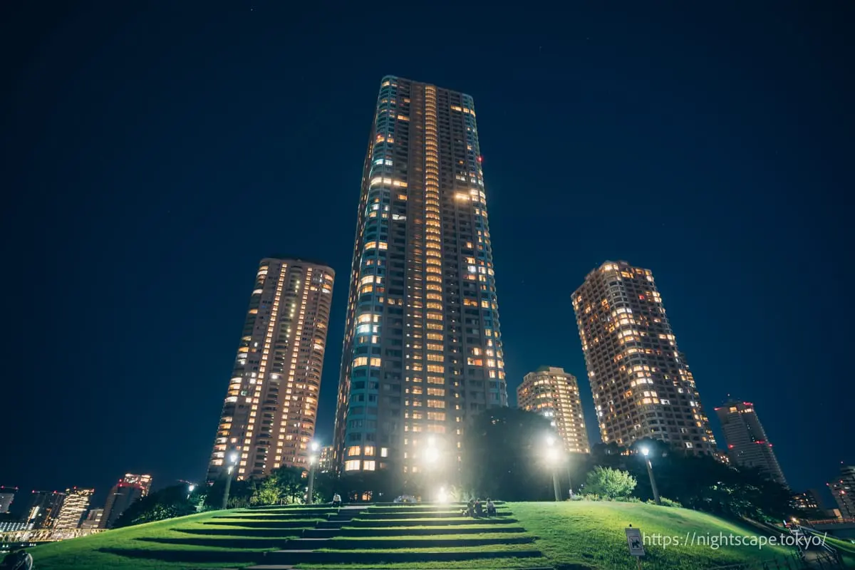 大規模マンション群のリバーシティ21を眺める