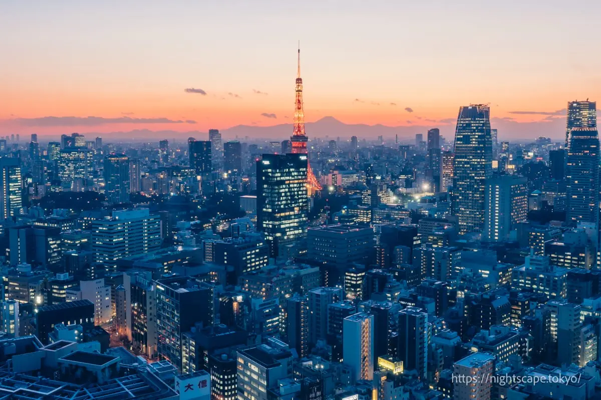 黃昏時分的東京鐵塔與港區街景