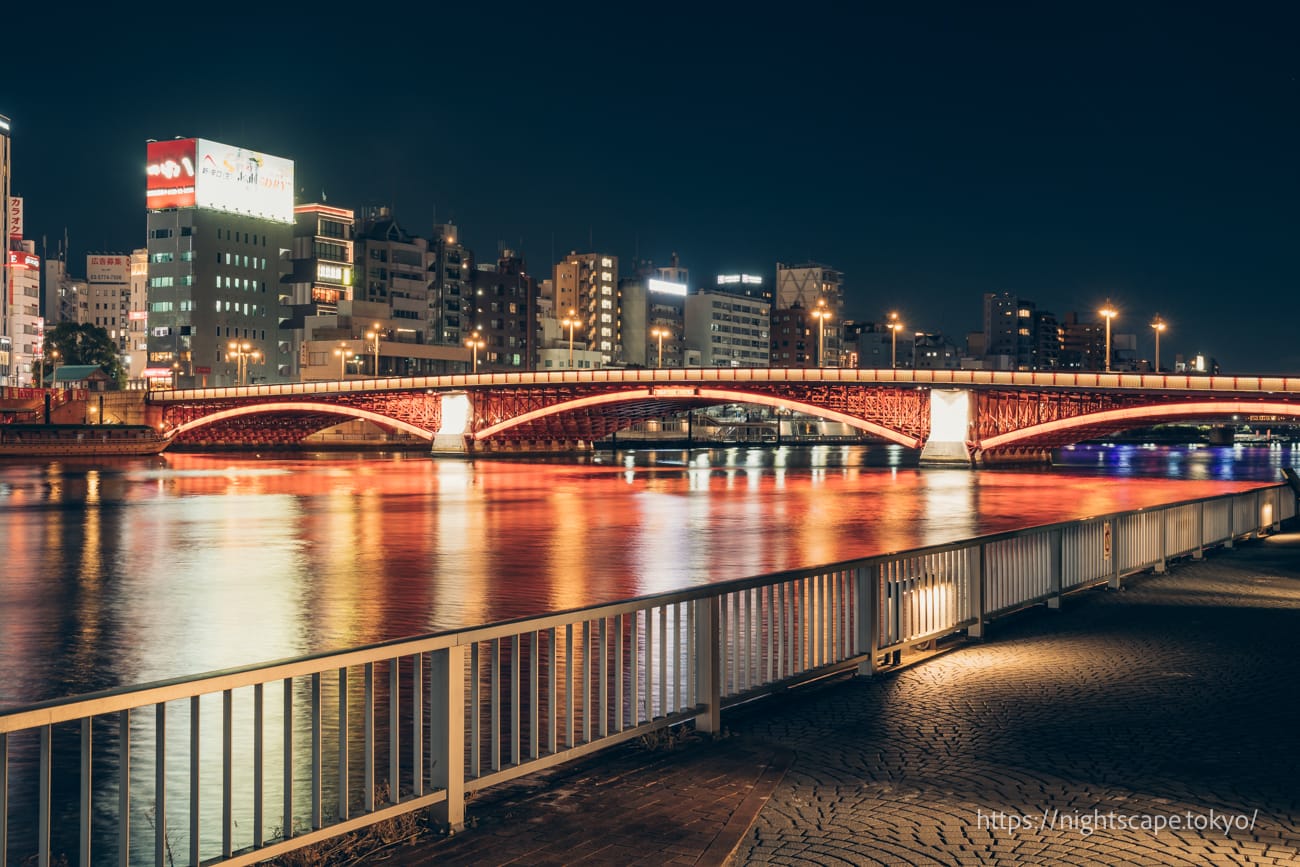 朱色にライトアップされる吾妻橋