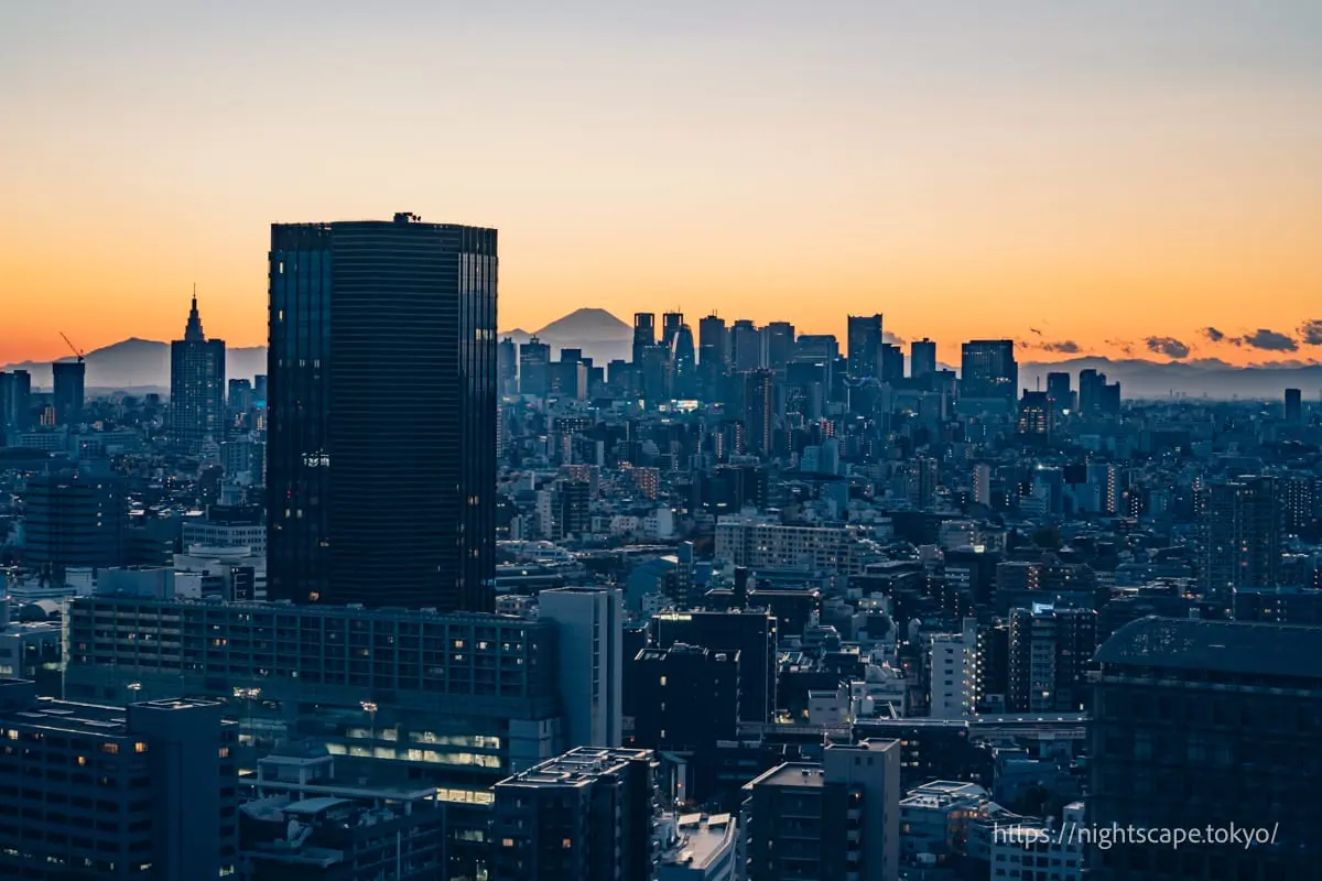 黄昏时分的新宿方向街景