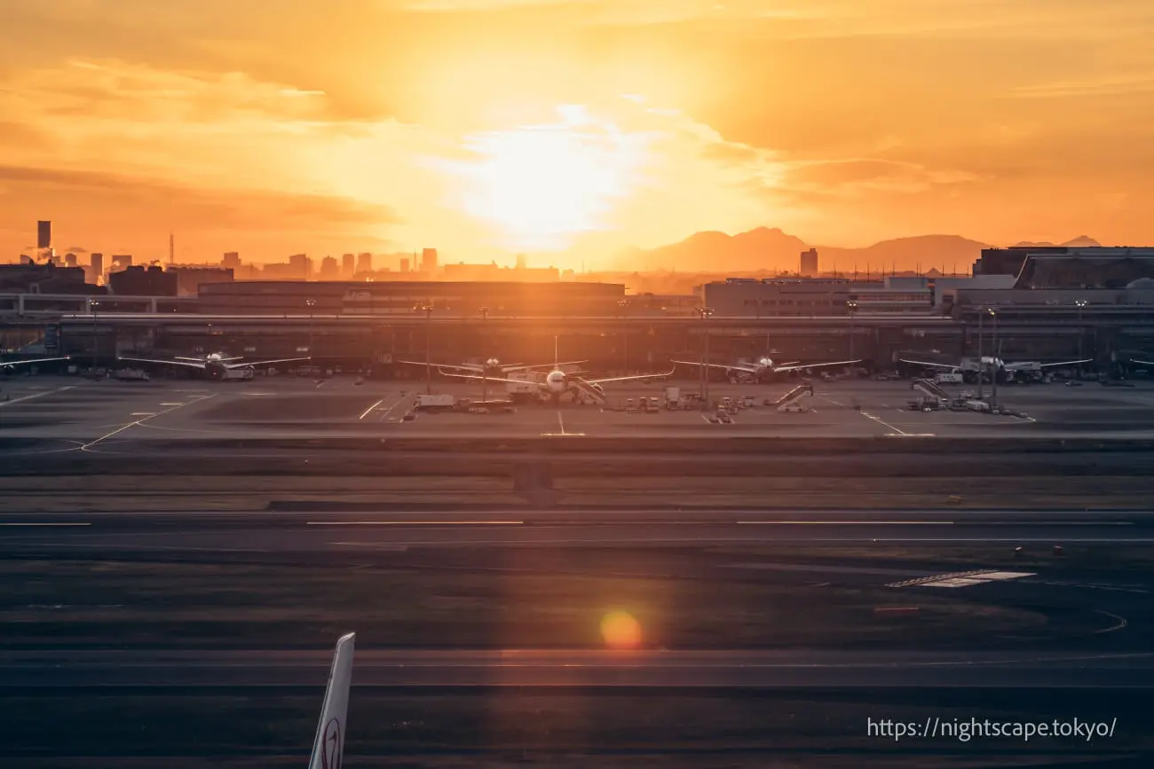 하네다공항 너머로 지는 석양