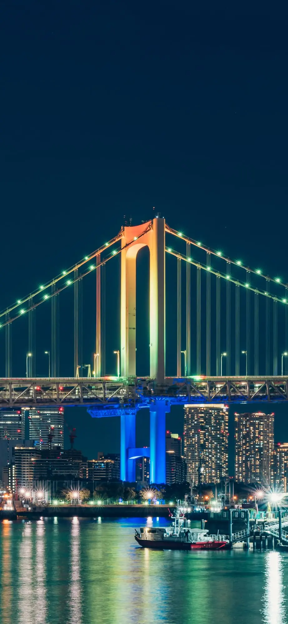 燈光璀璨的彩虹橋
