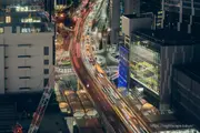 首都高速道を行き交う車