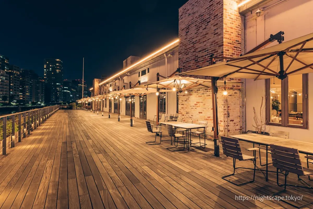 깔끔하게 정비된 우드데크