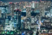 라이트업된 쓰키지대교와 만안지역 타워맨션군