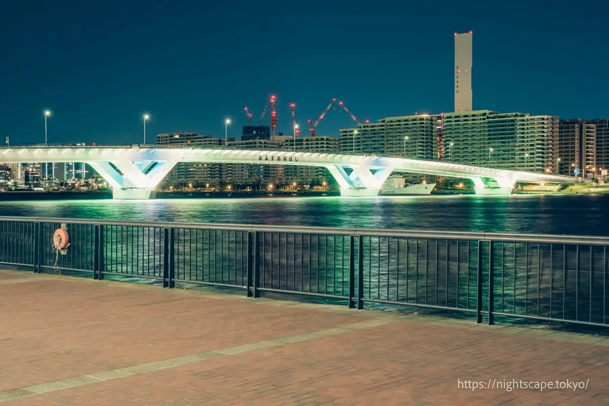 緑色にライトアップ豊洲大橋