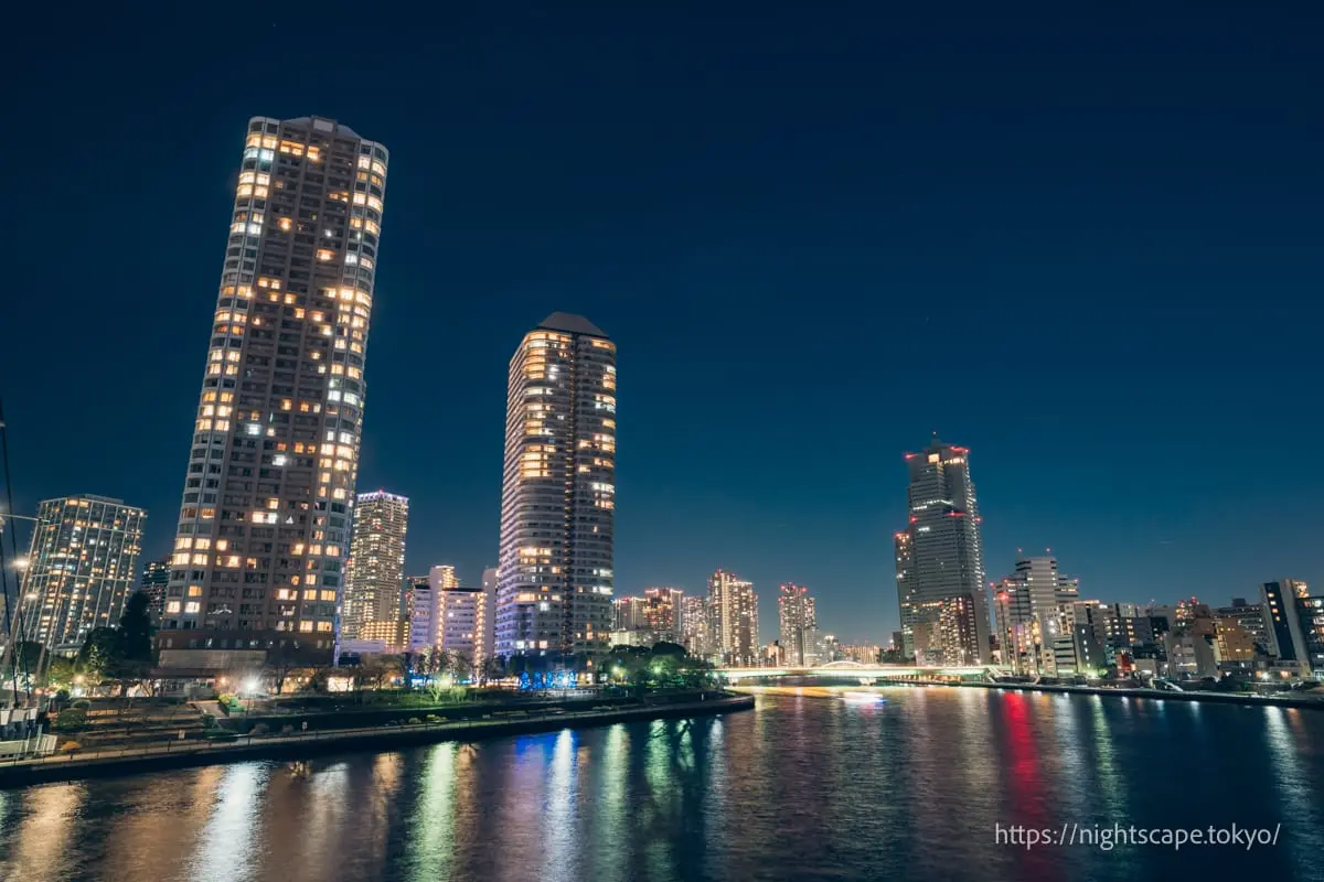 月島エリアのタワーマンションと佃大橋