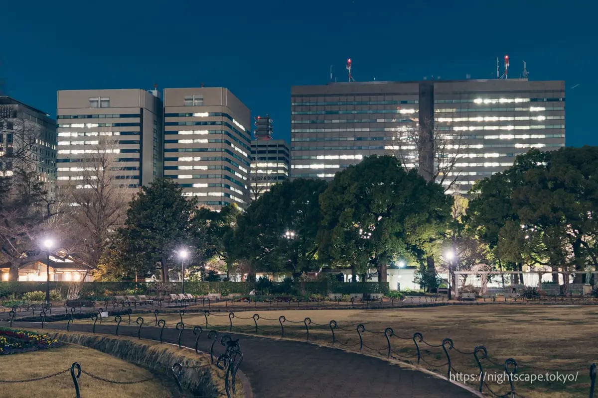 日比谷公園內的長椅和霞關高樓群