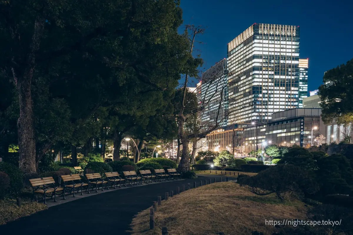 日比谷公園內的長椅和丸之內高樓群