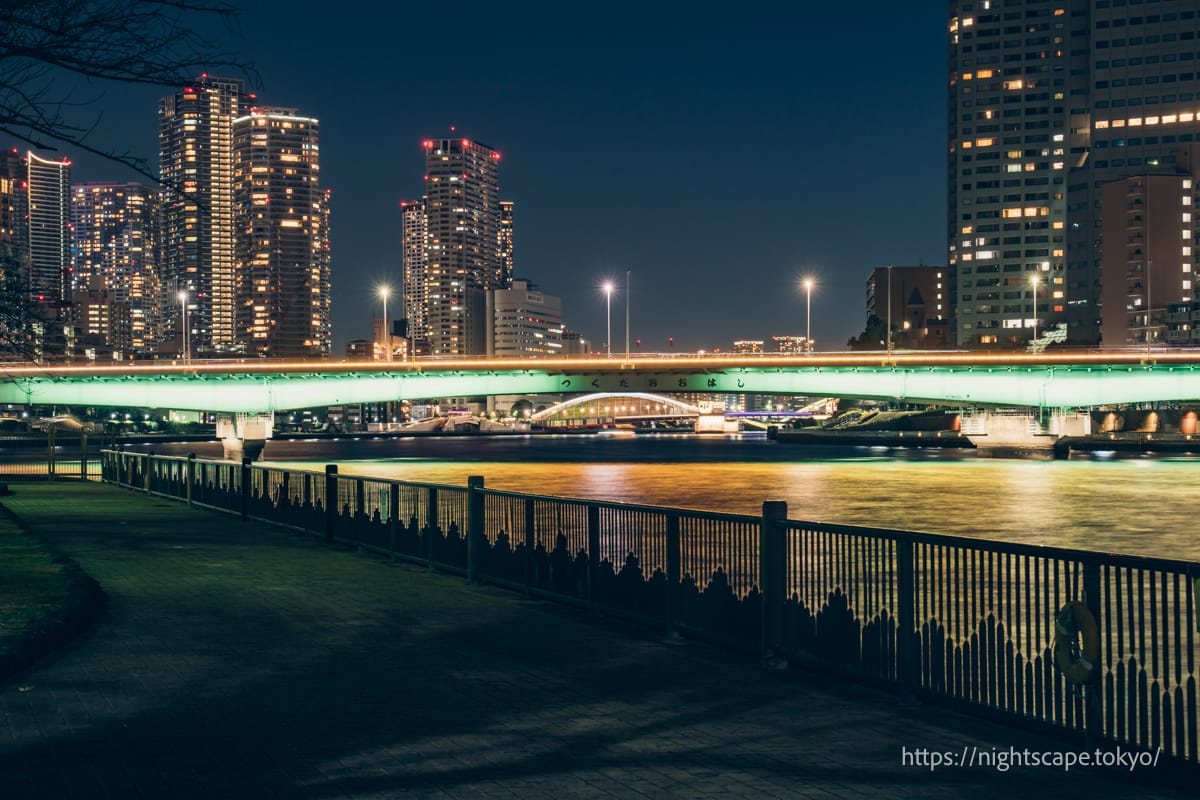 ライトアップされる佃大橋