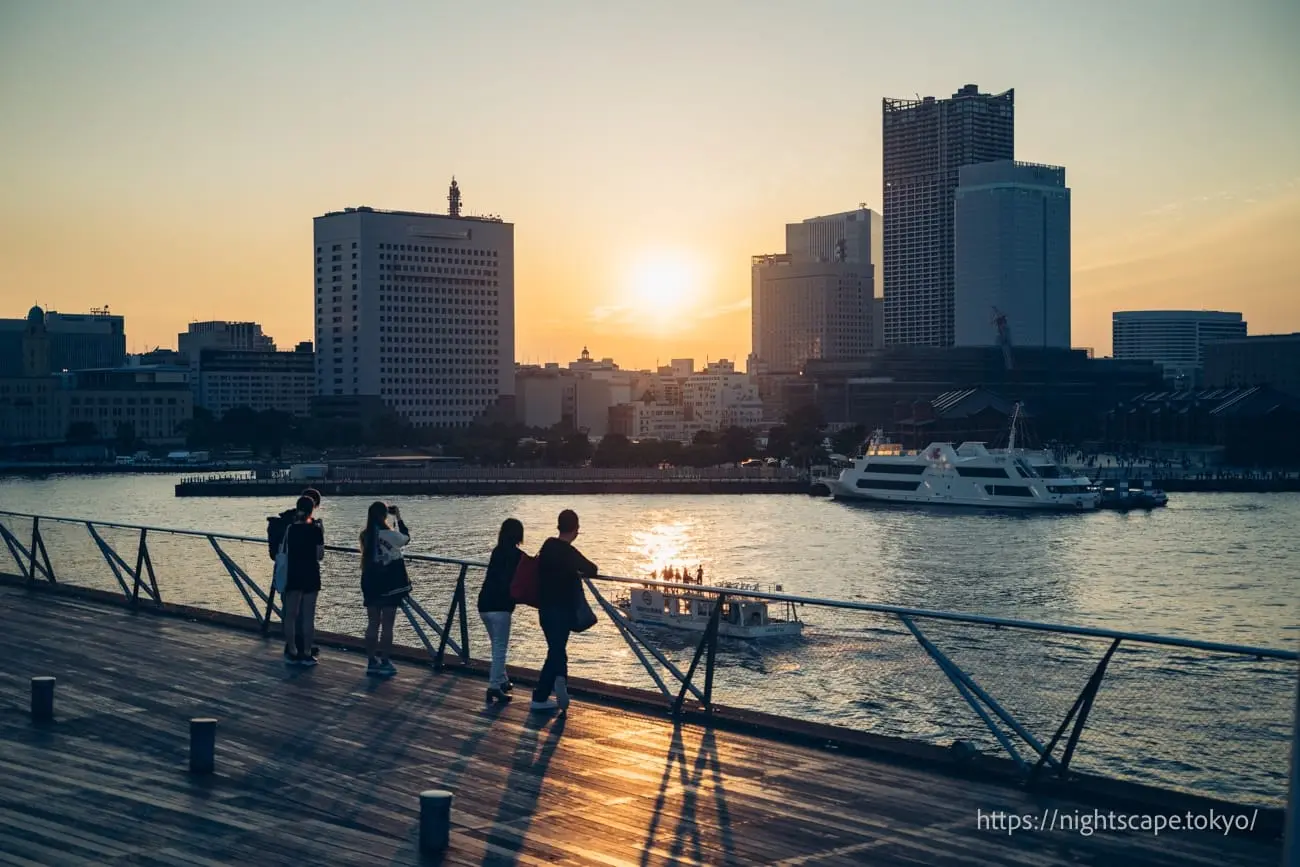 夕暮れ時の横浜港 大さん橋 国際客船ターミナル
