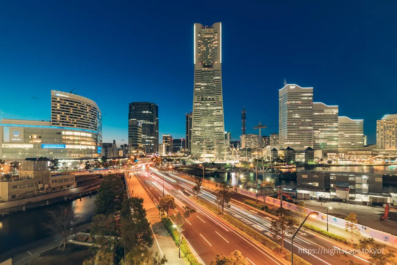 横浜市役所 3F 市民ラウンジから見える夜景