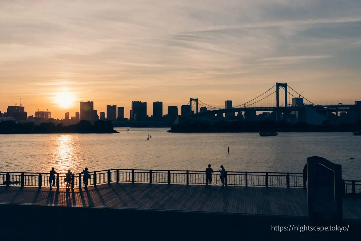 夕日で赤く染まるお台場海浜公園