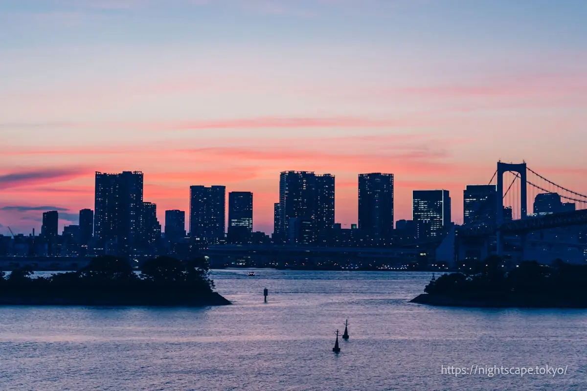 夕焼けの空と芝浦の高層ビル群