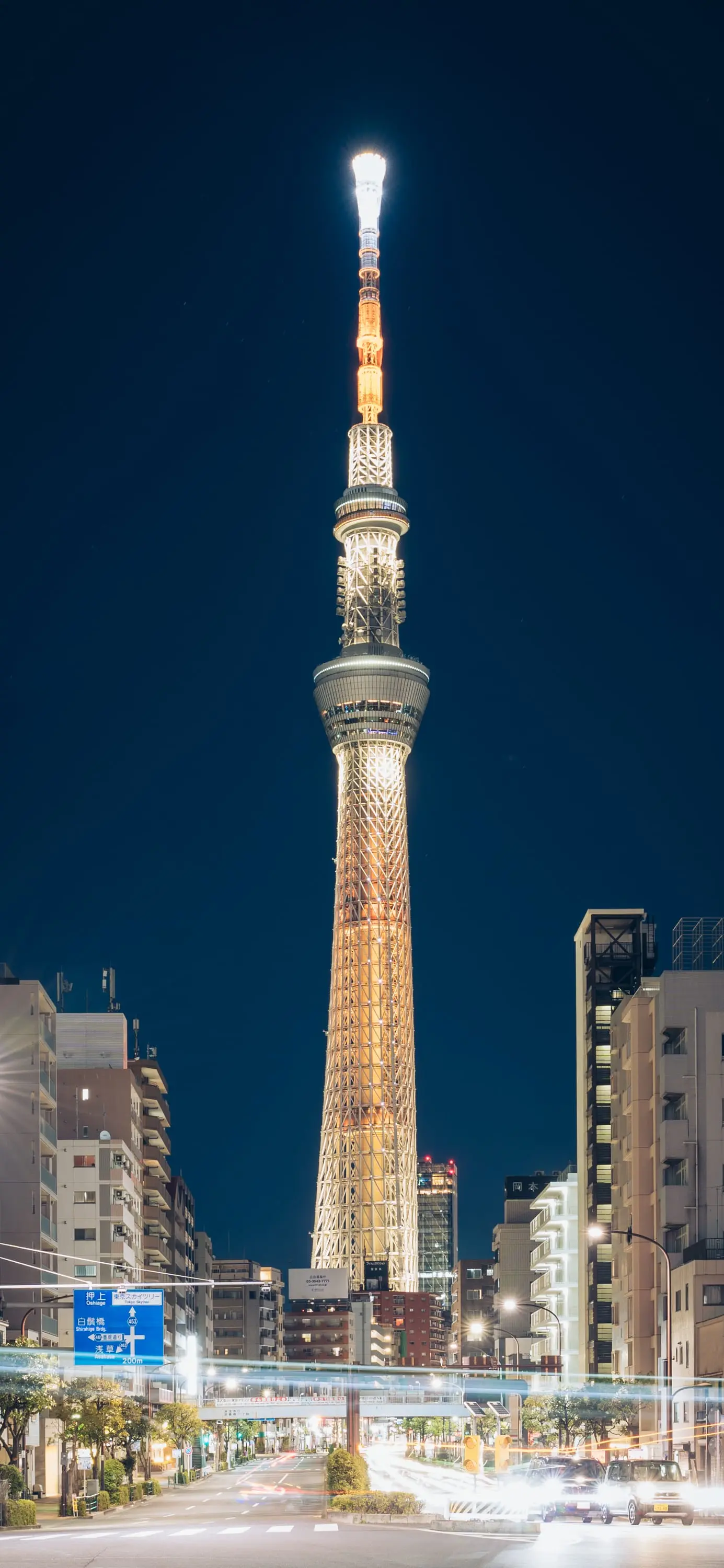 閃耀黃光的東京晴空塔