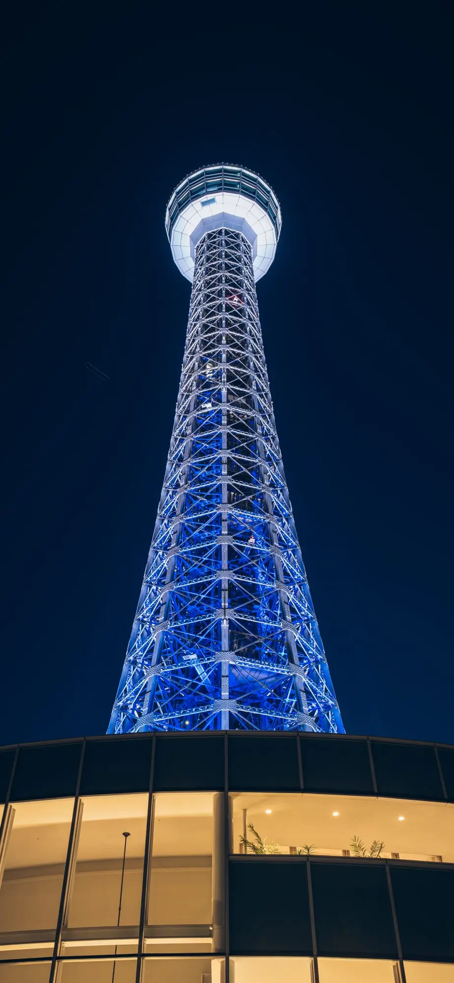 燈光璀璨的橫濱海洋塔