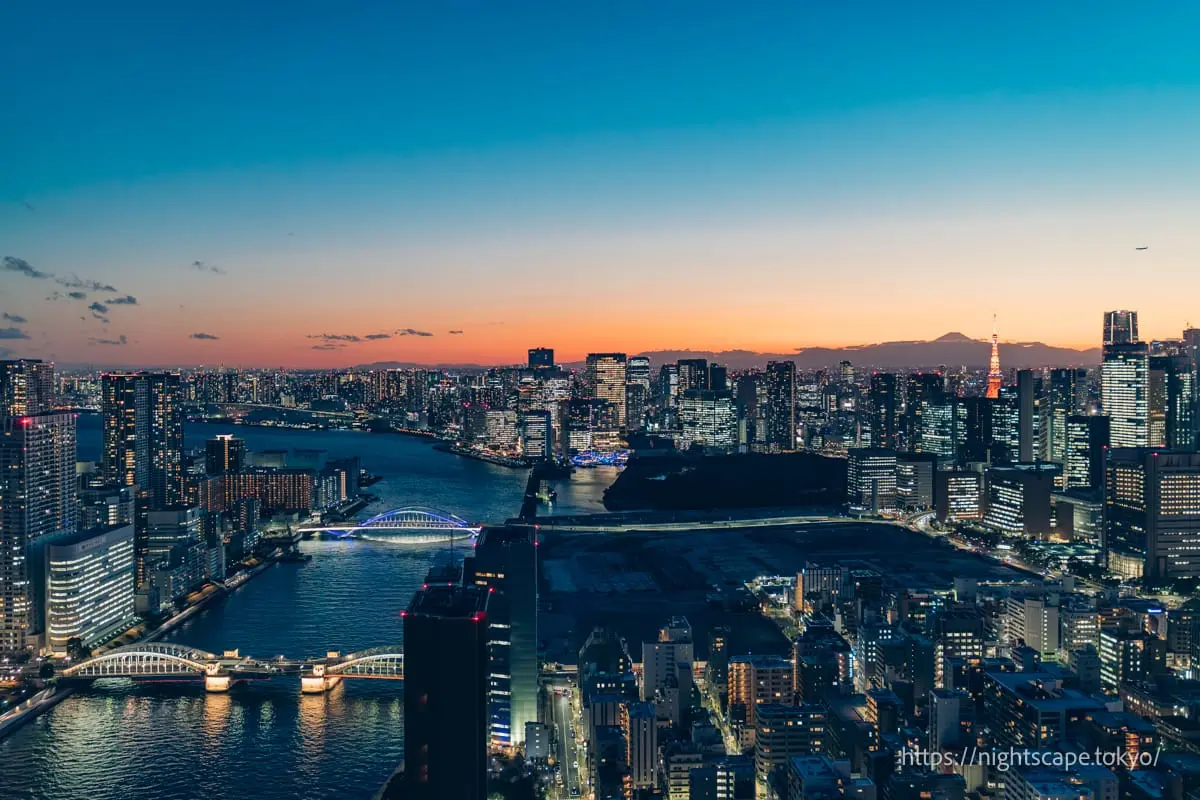 黄昏时分的天空和东京街景