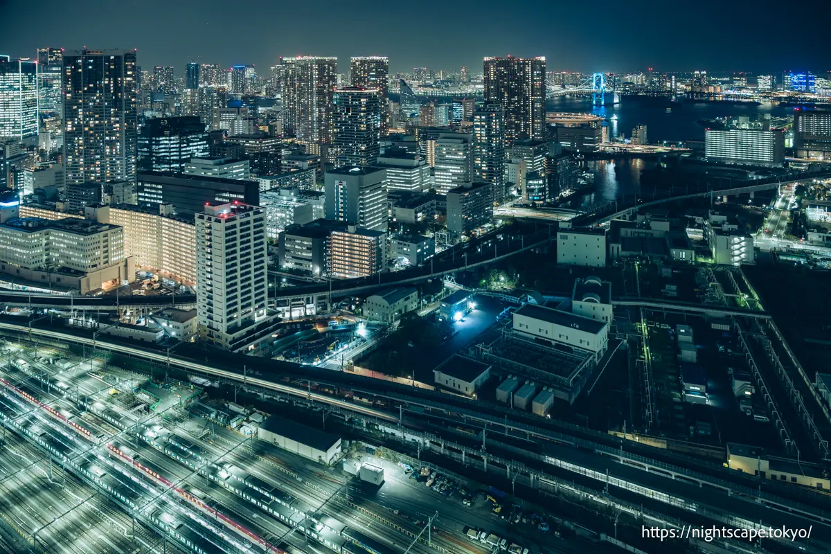 만안 지역의 도시 야경과 시나가와역 열차 전망