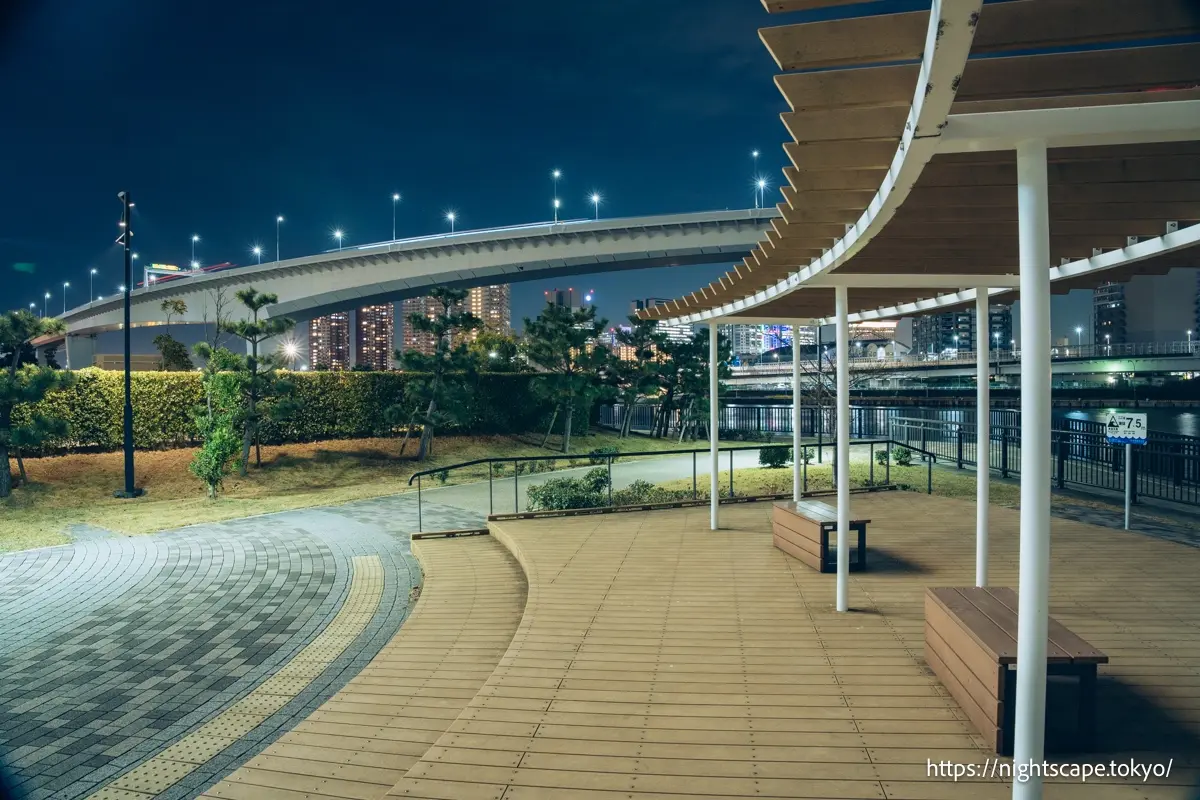 有明北綠道公園的長椅與彩虹大橋