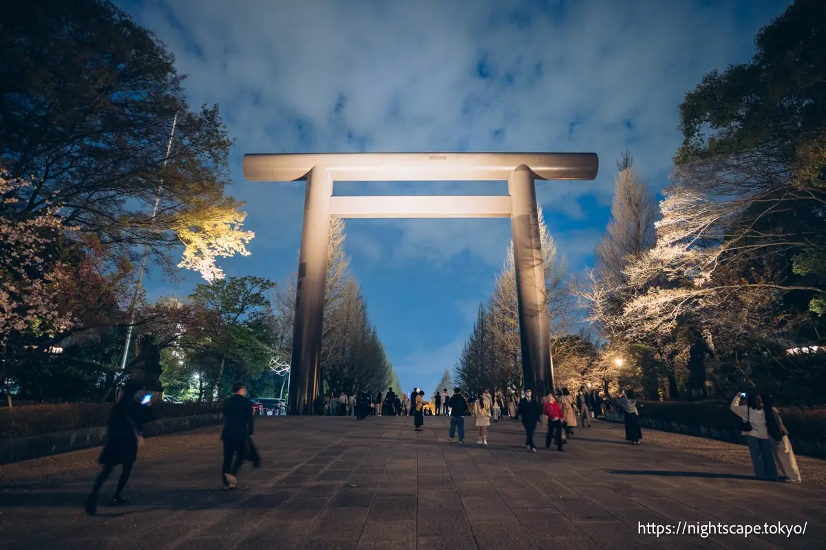 靖国神社第一鸟居周边的景象