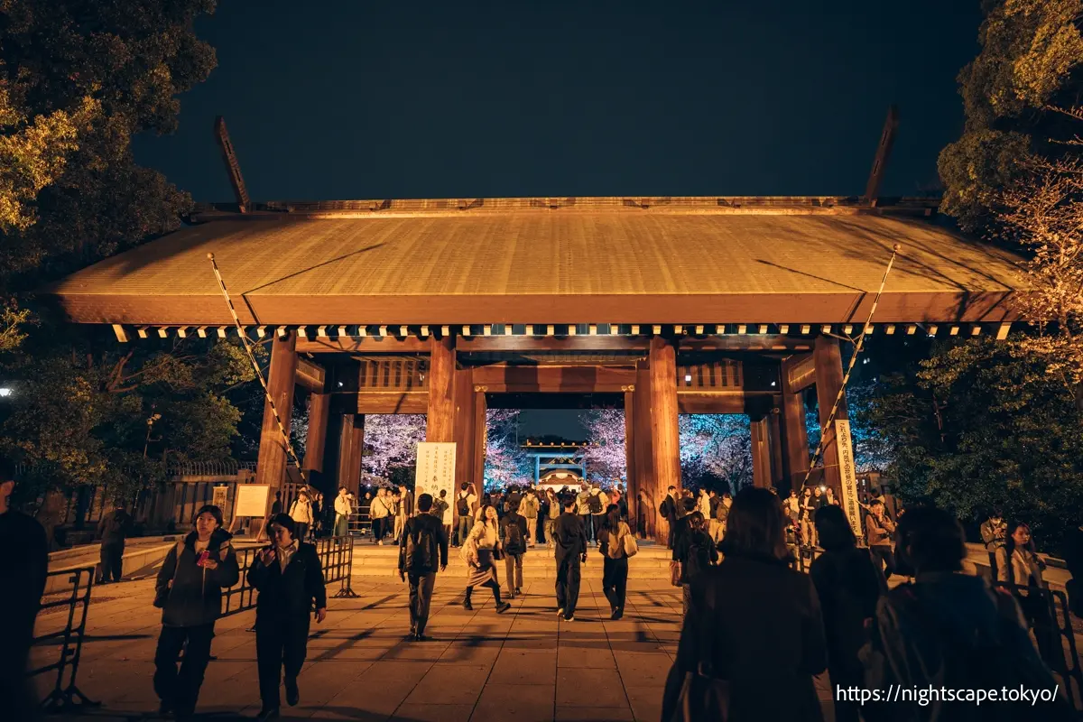 靖国神社神门周边来往的人群